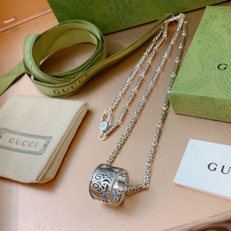 G*u*i necklaces